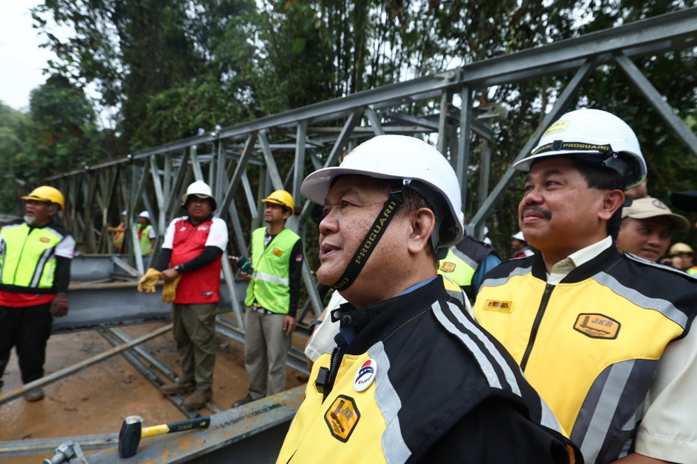 Works Minister Datuk Seri Alexander Nanta Linggi during a site visit to inspect the locations of damaged roads and the construction of a bailey bridge at KM 73.850, Jalan Kampung Sungai Sam-Jeli (FT 66) near Kampung Kubur Datu in Jeli January 6, 2023. — Bernama pic