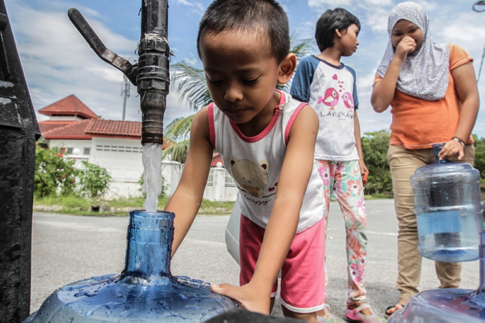 File picture of residents of Bandar Baru Sultan Suleiman collecting water from a water truck in Port Klang December 21, 2016. The Penang Island City Council will provide 98 static water tanks to 82 complexes, markets, and hawker centres within its jurisdiction that will be affected by scheduled water disruptions from January 10 to 14. — Picture by Yusof Mat Isa