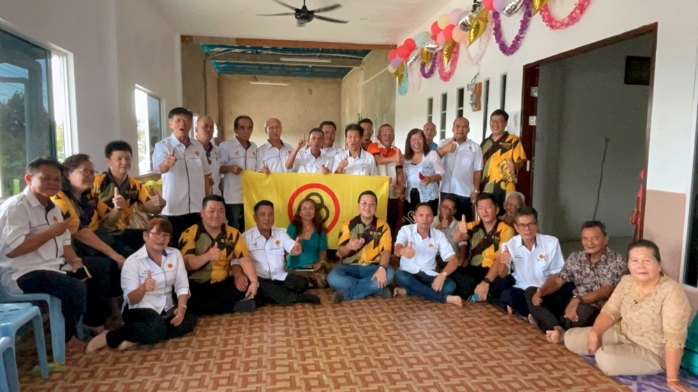 SUPP Bawang Assan Community and Development Committee chairman Kevin Lau (front row, 5th left), with Veronica on his right, in a group photo with the longhouse residents. — Borneo Post pic