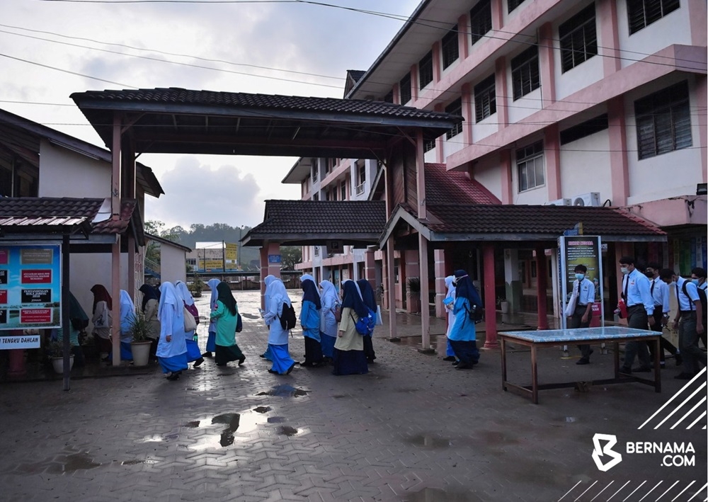 The Johor government together with the state Education Department will launch the ‘Ops Payung’ to help Sijil Pelajaran Malaysia and Sijil Tinggi Persekolahan Malaysia candidates in flood-hit locations in the state. — Picture via X/Bernama 