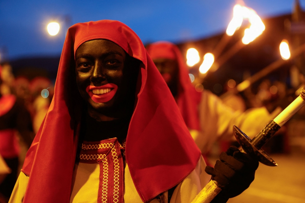 A participant in the annual Epiphany eve parade of the Three Kings wearing blackface poses for a photo in Alcoy, Spain January 5, 2024. ― Reuters pic