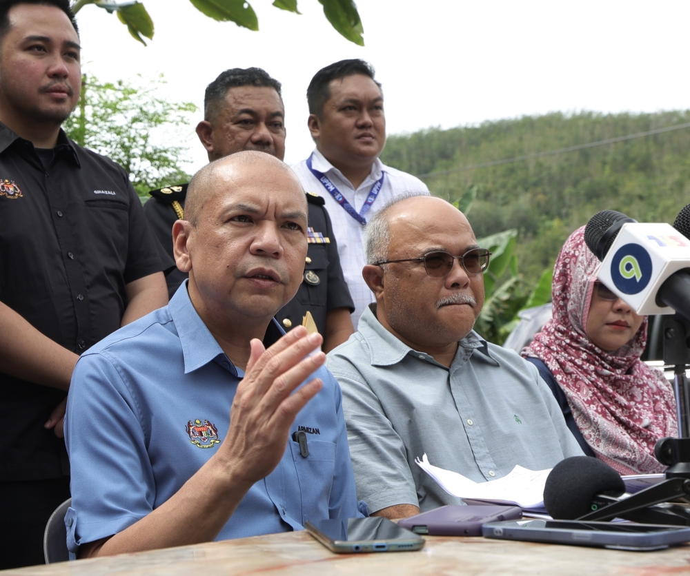Domestic Trade and Cost of Living Minister Datuk Armizan Mohd Ali speaks to the media after surveying the essential goods and liquefied petroleum gas distribution and community drumming programme, around Tenom, Sabah, January 7, 2023. — Bernama pic 