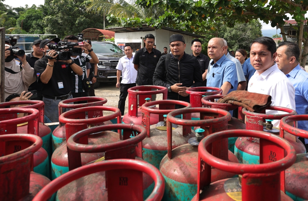 Domestic Trade and Cost of Living Minister Datuk Armizan Mohd Ali checking the prices and supply of liquified gas tanks in Tenom January 7, 2024. — Bernama pic