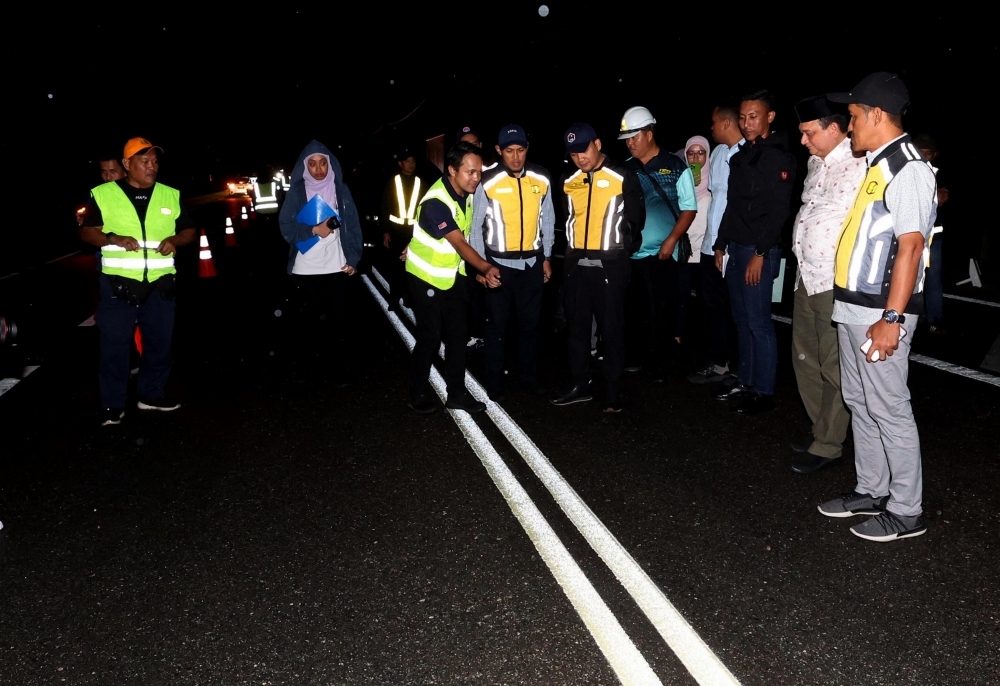 Johor Menteri Besar Datuk Onn Hafiz Ghazi is seen during a work visit to the Jalan ‘Glow In The Dark’ project site at Jalan Simpang Renggam-Jalan Renggam in Kluang January 6, 2024. — Bernama pic