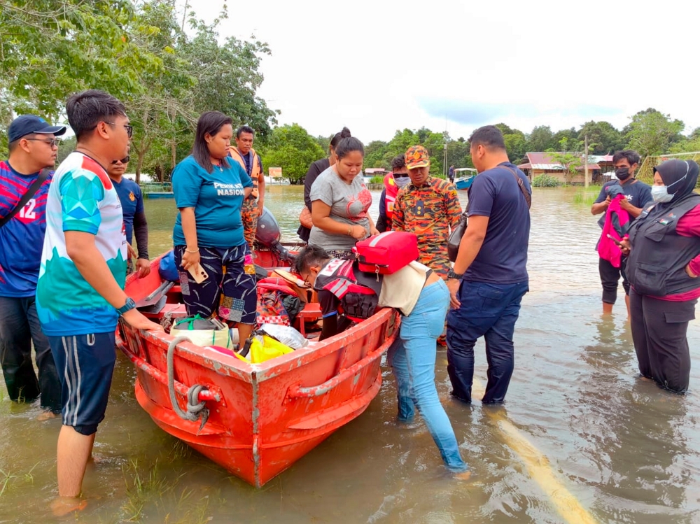 The Johor Orang Asli Development Department staff coordinate with other agencies to send food baskets to Orang Asli villages in Mersing January 7, 2024. — Bernama pic