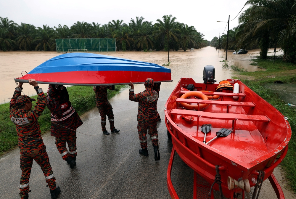 State Disaster Management Committee (JPBN) chairman Tan Sri Azmi Rohani said besides Pontian, the other districts affected were Kota Tinggi, Kluang, Segamat, Johor Bahru and Kulai. — Bernama pic 