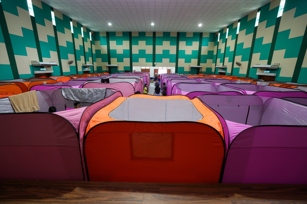 Based on the latest disaster report nationwide, issued by the National Disaster Management Agency’s National Disaster Command Centre, Johor recorded the highest number of evacuees, at 7,413 people placed in 52 relief centres in six districts, compared with 4,549 people in 40 centres as of 8 this morning. ― Bernama pic