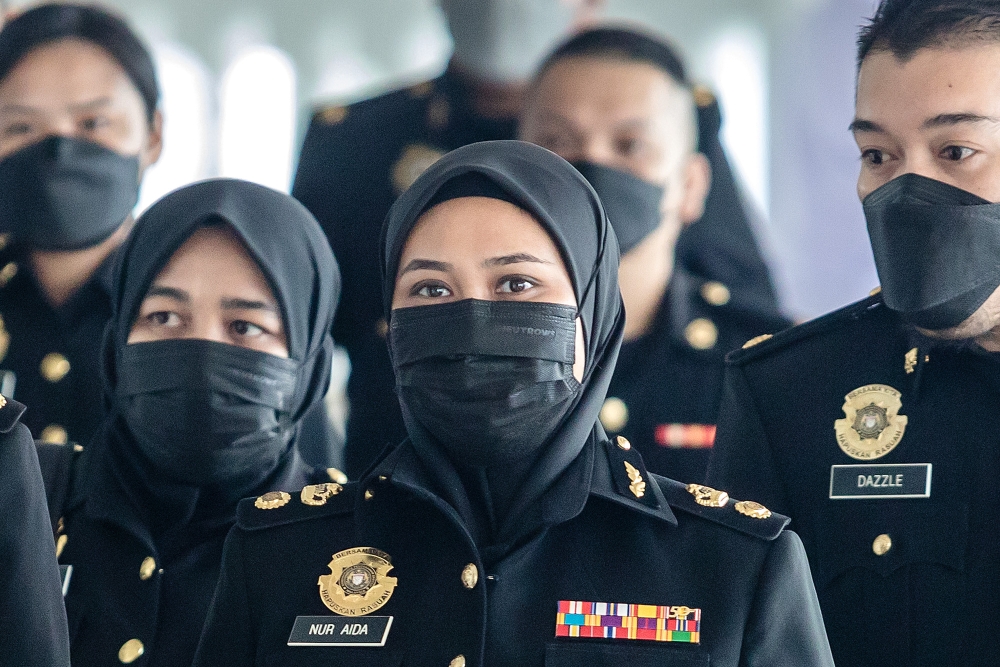 Malaysian Anti-Corruption Commission (MACC) Investigating Officer Nur Aida Arifin arrives at the Kuala Lumpur Court Complex January 8, 2024. — Picture by Firdaus Latif