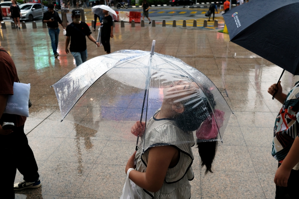 The department also issued a warning of continuous rain, at an alert level, which is predicted to occur until tomorrow, involving Pekan, Pahang and several areas in Johor (Kluang, Mersing, Kulai, Kota Tinggi and Johor Baru). — Picture by Bernama