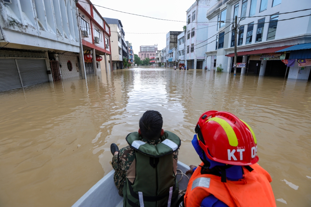 Personnel from the Kota Tinggi Civil Defence Force and Malaysian Armed Forces on the lookout for flood victims in the Kota Tinggi city centre, January 8, 2024. — Bernama pic 