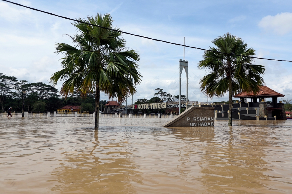 Kota Tinggi district police chief Supt Hussin Zamora said several roads in the town centre, such as Jalan Tun Seri Lanang leading to the bridge area, as well as Jalan Abdullah and Jalan Niaga Utama, are still submerged, making it impossible for vehicles to pass through, except for rescue boats. — Bernama pic 