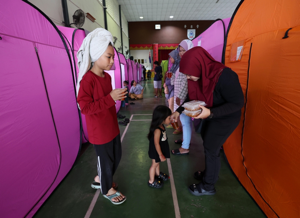 According to a report on the latest flood situation issued by the National Disaster Control Centre, National Disaster Management Agency (Nadma), there are 7,344 evacuees in Johor, with 25 PPS in Kota Tinggi housing 4,652 victims, 11 PPS in Kluang (1,613 victims), five PPS in Johor Baru (903 victims), three PPS in Segamat (73 victims), one PPS in Kulai (86 victims) and one PPS in Pontian (17 victims). — Bernama pic 