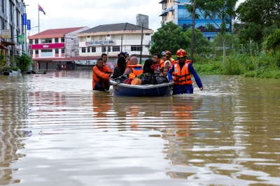 Johor floods: Rainy weather persists as Kota Tinggi town centre 'paralysed' - Vimarsana News