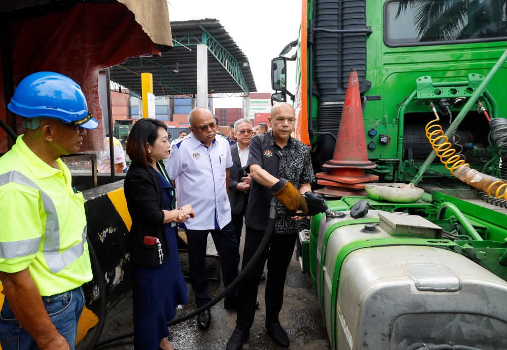 Domestic Trade and Cost of Living Minister Datuk Armizan Mohd Ali fills diesel fuel into a truck tank during a visit to the Skid Tank site in conjunction with a working visit to a goods company and a press conference at Syarikat Perceptive Logistics Sdn Bhd, Sultan Suleiman City Industrial Area, Port Klang, January 9, 2024. — Bernama pic 