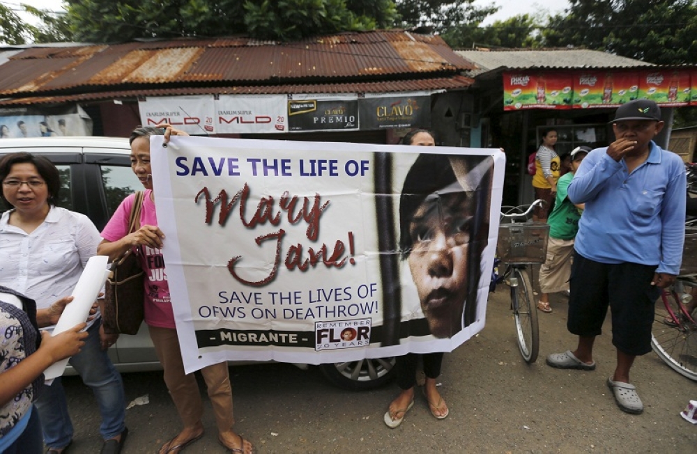Protesters hold a placard calling for the life of Mary Jane Veloso, a Filipina facing execution, to be saved during a protest in Cilacap, Central Java province April 26, 2015. — Reuters pic