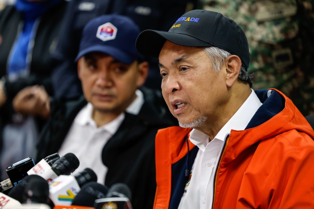 Deputy Prime Minister Datuk Seri Ahmad Zahid Hamidi took some political party leaders to task, stating that they should be thinking about ways to bring prosperity to the people. — Bernama pic 