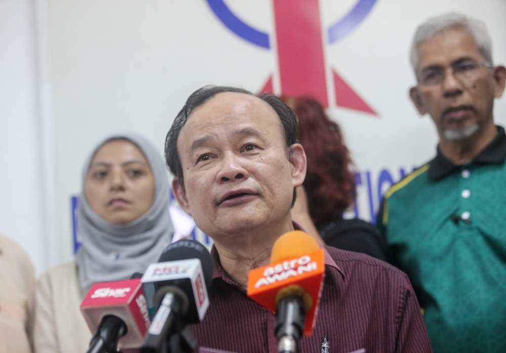 Beruas MP Datuk Ngeh Koo Ham speaks during a press conference held at his parliamentary service centre  in Ayer Tawar near Manjung January 10, 2024. — Picture by Farhan Najib