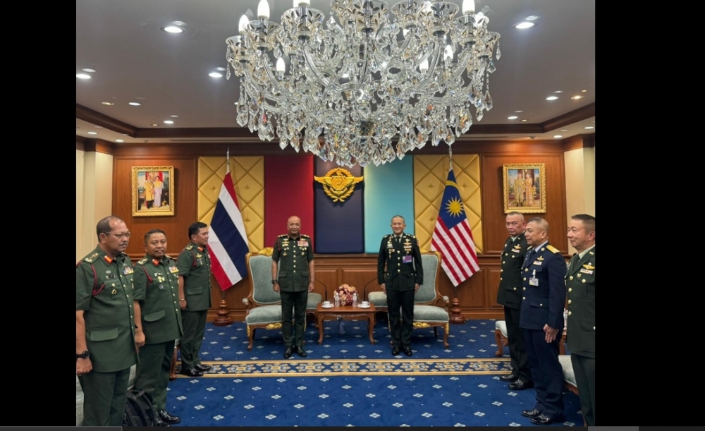 Army Chief General Tan Sri Mohammad Ab Rahman and his Thai counterpart Chief of Defence Forces of the Royal Thai Armed Forces General Songwit Noonpackdee at the Royal Thai Armed Forces Headquarters in Bangkok, January 9, 2024. — Picture from Facebook/Angkatan Tentera Malaysia   