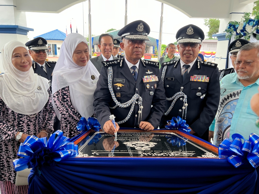 Johor police chief Datuk Kamarul Zaman Mamat (centre) signs the plaque for the inauguration of the Sri Gading Police Station in Batu Pahat, January 10, 2024. With him is Batu Pahat District Police Chief, ACP Ismail Dollah (2nd, right). — Bernama pic 