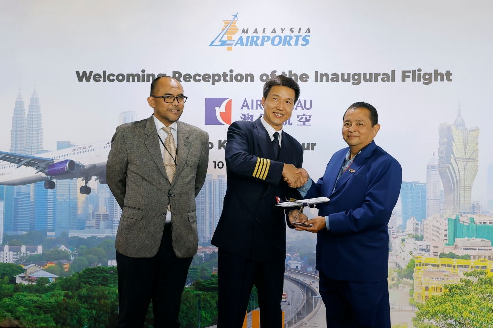 Tourism Malaysia director-general Datuk Ammar Abd Ghapar (right) receives a memento from Air Macau vice-president Du GuoFu after welcoming Air Macau’s inaugural flight to Malaysia at the Kuala Lumpur International Airport, January 10, 2024. — Bernama pic 