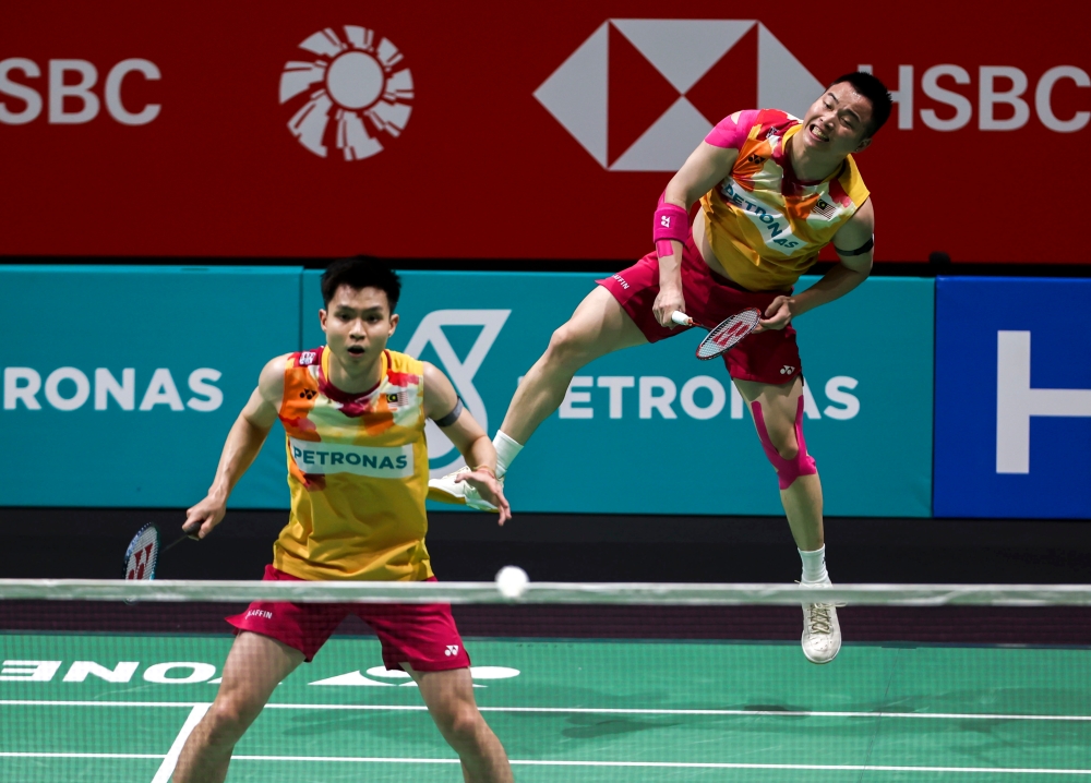 The win sees Aaron Chia-Soh Wooi Yik setting up an all-Malaysian second-round clash against Goh Sze Fei-Nur Izzuddin Rumsani, who had earlier disposed of Thais Supak Jomkoh-Kittinupong Kedren 21-17, 22-20, and ensure at least one Malaysian pair will make the quarter-finals. — Bernama pic 