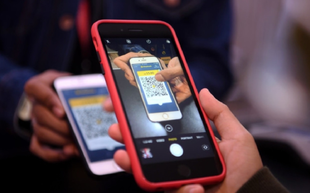 Some lawyers note that the current cashless system can be a problem for the older generation. — Bernama pic 