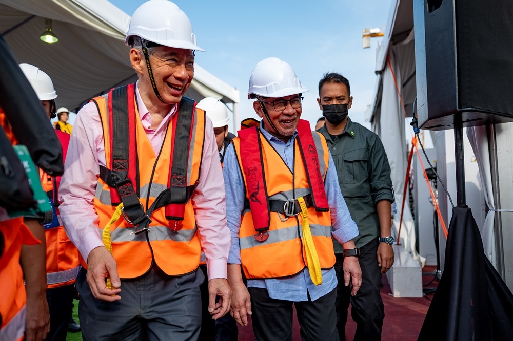 This is the first time Prime Minister Datuk Seri Anwar Ibrahim and Singapore’s Lee Hsien Loong meet on the project site, thus strengthening the commitment of both countries on the multi-billion ringgit project. ― Picture by Afiq Hambali/Prime Minister’s Office of Malaysia