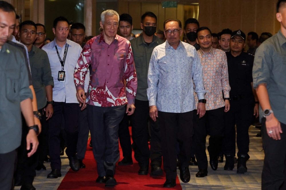 Prime Minister Datuk Seri Anwar Ibrahim and Singapore counterpart Lee Hsien Loong attends the signing of a memorandum of understanding (MoU) between Malaysia and Singapore in Johor Baru January 11, 2024. ― Bernama pic