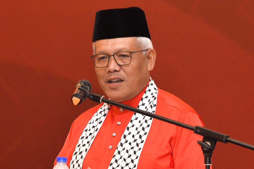 Opposition Leader Datuk Seri Hamzah Zainudin today cautioned Beruas MP Datuk Ngeh Koo Ham against linking Parti Pribumi Bersatu Malaysia (Bersatu) and PAS to a suspected arson on his home. — Picture by Miera Zulyana