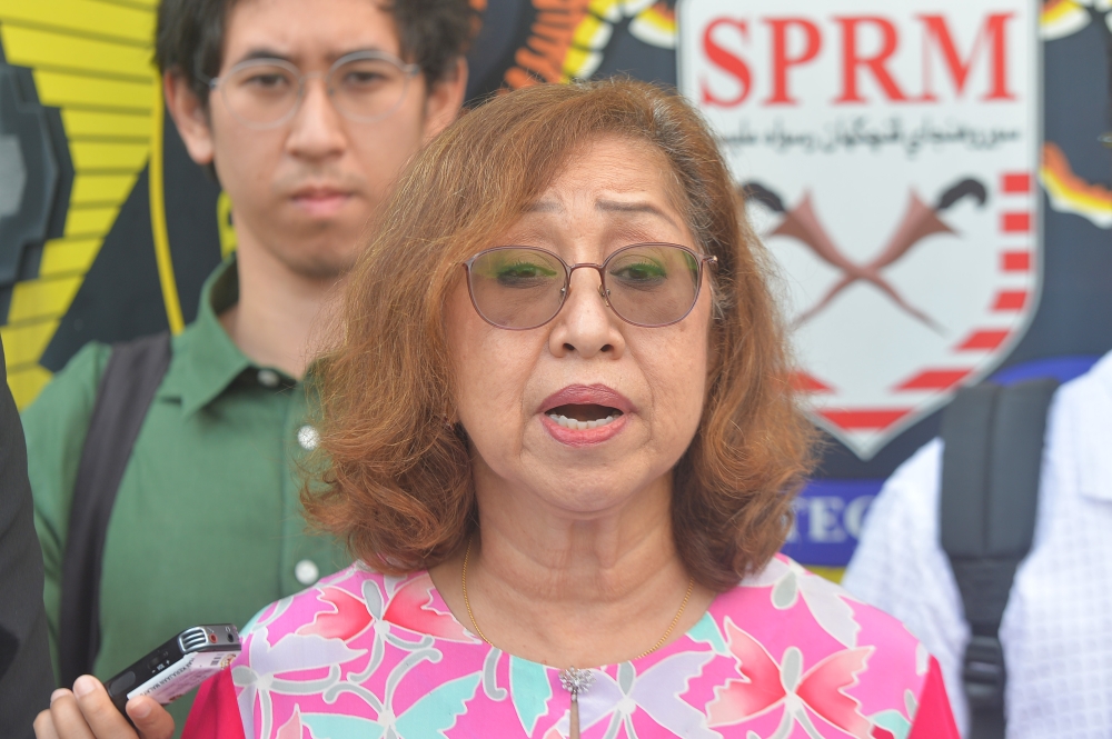 Tun Daim's wife, Toh Puan Naimah Khalid speaks to the media in front of the Malaysia Malaysian Anti-Corruption Commission headquarter in Putrajaya 10 January 2024. — Picture by Shafwan Zaidon