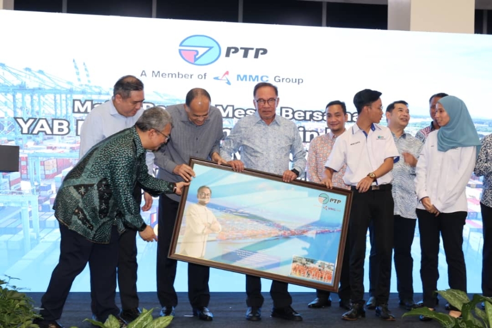 Prime Minister Datuk Seri Anwar Ibrahim feted by Port of Tanjung Pelepas (PTP) Sdn Bhd senior management at the Port of Tanjung Pelepas at Gelang Patah in Iskandar Puteri, January 11, 2024. — Picture by Ben Tan