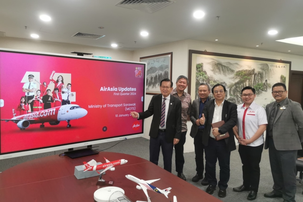 Minister of Transport Sarawak Datuk Seri Lee Kim Shin (left) receives the delegate from AirAsia Berhad with Hamdan Mohamad (second left), Datuk Jerip Susil (third right), Sio Yew Hua (right) and Zulkarnain Rosli (third left). — Borneo Post pic 