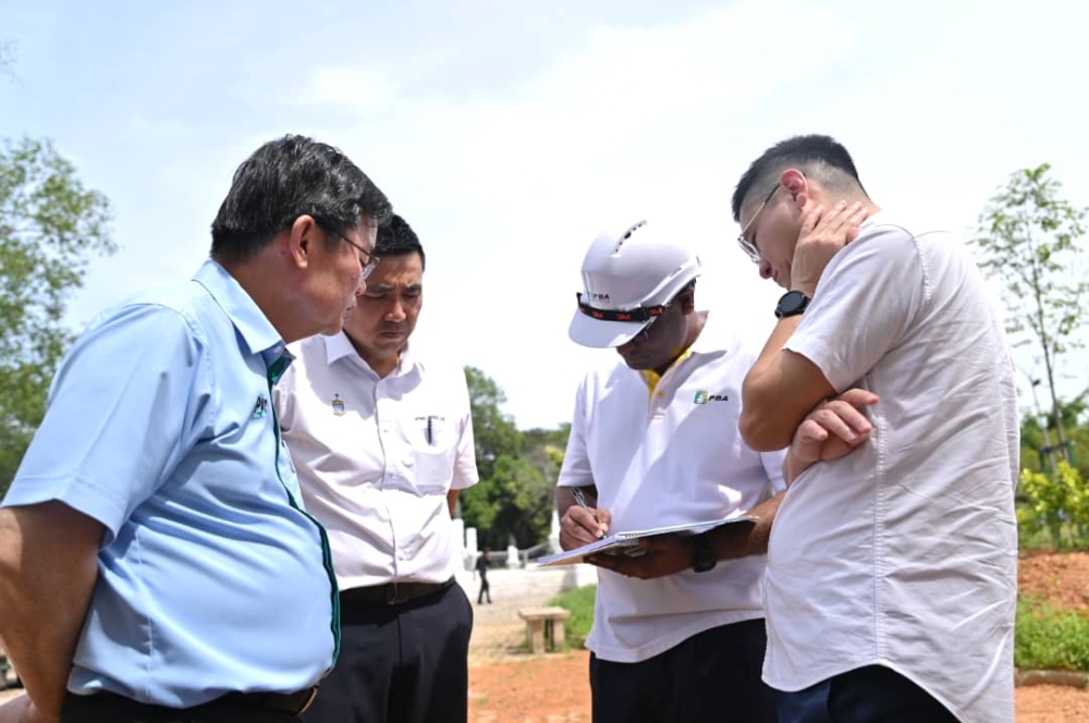 Penang chief minister Chow Kon Yeow (left), state exco Jason H’ng, and state exco Zairil Khir Johari listening to PBAPP chief executive officer K. Pathmanathan’s (third, left) explanation on the new leak. ― Picture courtesy of Penang chief minister’s office