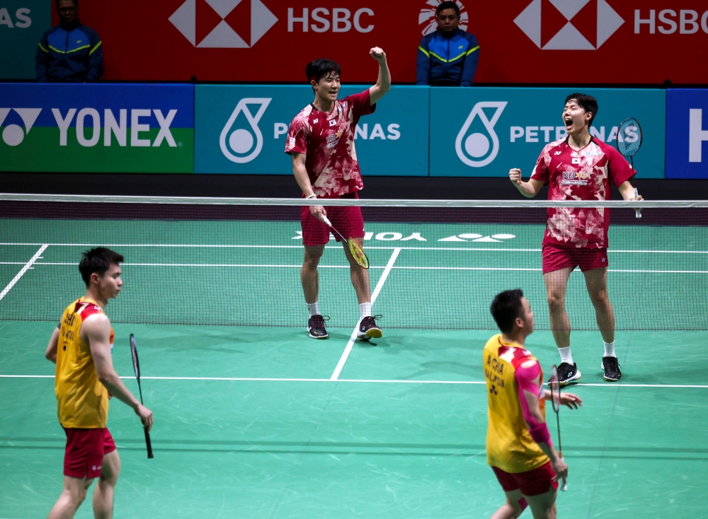 For the second year running, no local shuttler will be in the semi-finals of the Malaysia Open after the nation’s remaining hope, Aaron Chia-Soh Wooi Yik, were sent packing 16-21, 21-18, 21-13 by world champions Kang Min Hyuk-Seo Seung Jae of South Korea in the men’s doubles quarter-finals tonight. — Bernama pic 