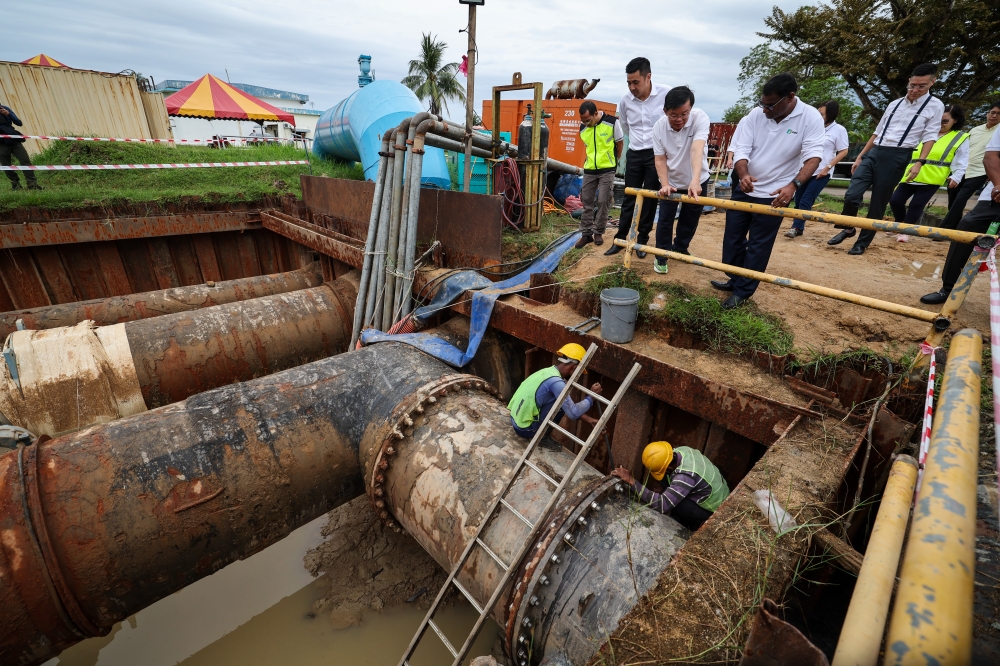 Penang Chief Minister Chow Kon Yeow (3rd left) and Penang Water Supply Corporation (PBAPP) CEO Pathmanathan Krishnan Kutty Raman Nair (right) inspect the valve replacement works when visiting the Sungai Dua Water Treatment Plant in Butterworth January 9, 2024. Chow said PBAPP will install two new pipes in Sungai Perai as a temporary measure after the pipe sprung a new leak yesterday that is deemed irreparable. — Bernama pic