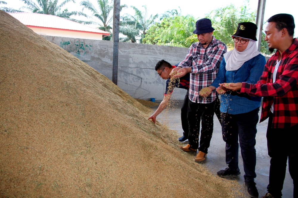 Farmers’ Organisation Authority director-general Datuk Azulita Salim (2nd right) is seen during a working visit to the Tanjung Piandang FOA rice purchasing centre in Parit Buntar January 13, 2024. — Bernama pic
