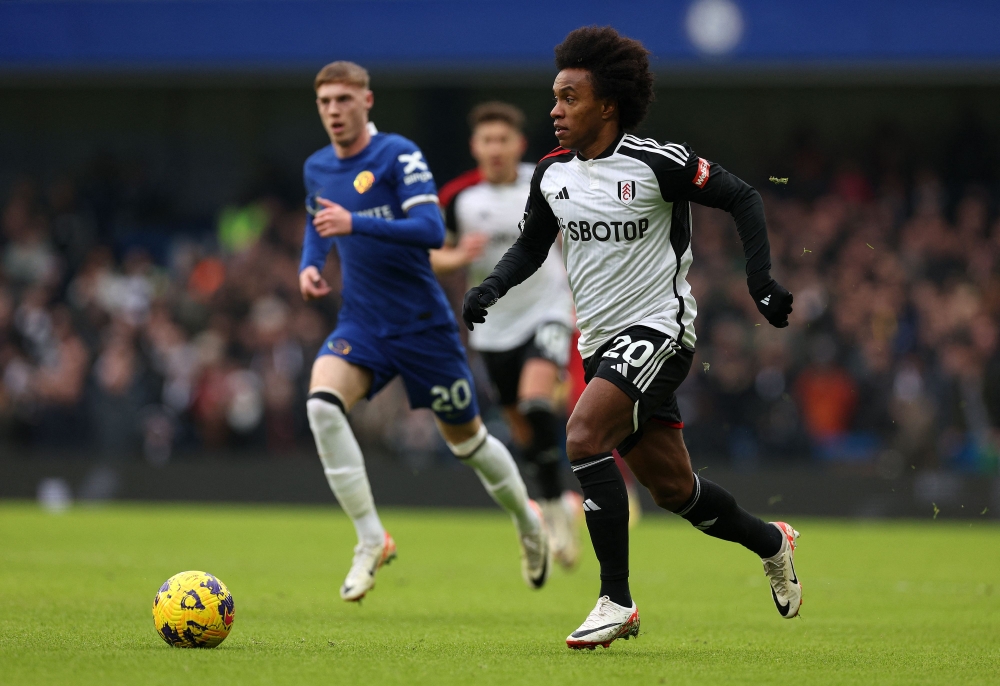 Chelsea’s English midfielder #20 Cole Palmer (left) vies with Fulham’s Brazilian midfielder #20 Willian during the English Premier League football match between Chelsea and Fulham at Stamford Bridge in London on January 13, 2024. — AFP pic