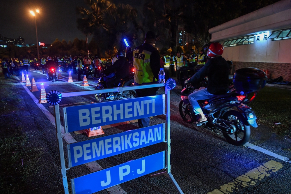 File picture of Selangor Road Transport Dept personnel putting up a road block at the Petaling Jaya South toll plaza June 27, 2023. The Penang Road Transport Department (RTD) issued 442 summonses to motorcyclists for various offences in the ‘Ops Lejang Mega’ operation at four locations in the state. ― Bernama pic