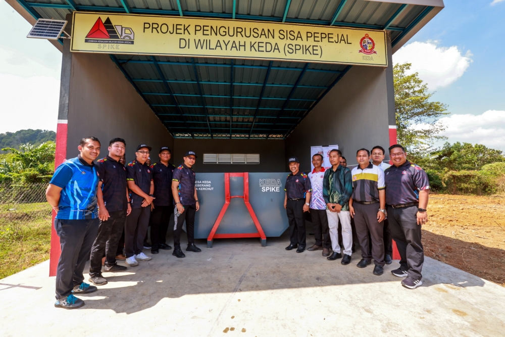 Keda chairman Datuk Seri Jamil Khir Baharom (6th right) poses for a picture during the launch of the Solid Waste Management Project in the Keda Region (SPIKE) at Desa Keda Seberang Paya Kerchut January 14, 2024. — Bernama pic