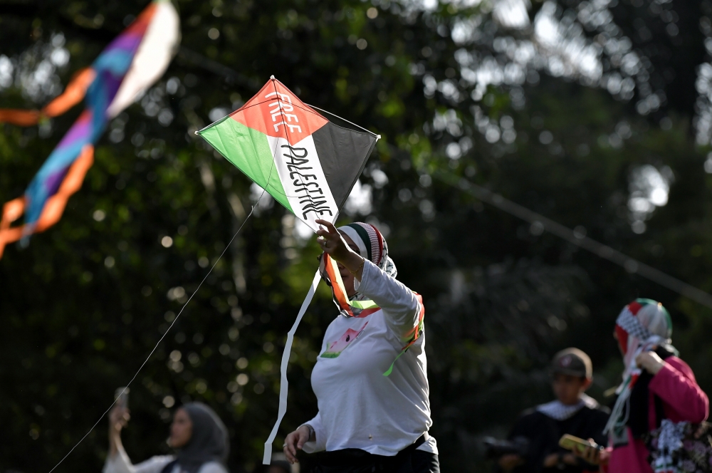 Participants fly kites during the ‘Fly a Kite for Gaza’ programme in conjunction with the World Kite Day celebration at the MST Golf Driving Range @ Bukit Jelutong Golf Centre, Shah Alam January 14, 2024. — Bernama pic