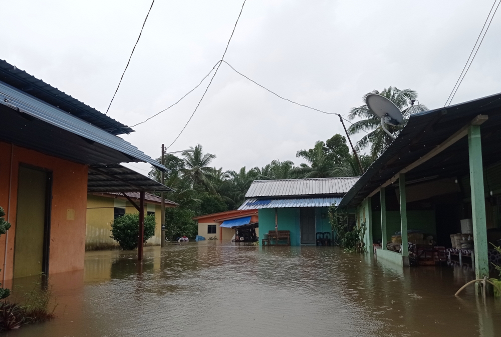 Checks at the telemetry stations of the Department of Irrigation and Drainage found that several rivers in Johor are at dangerous levels tonight. — Bernama pic