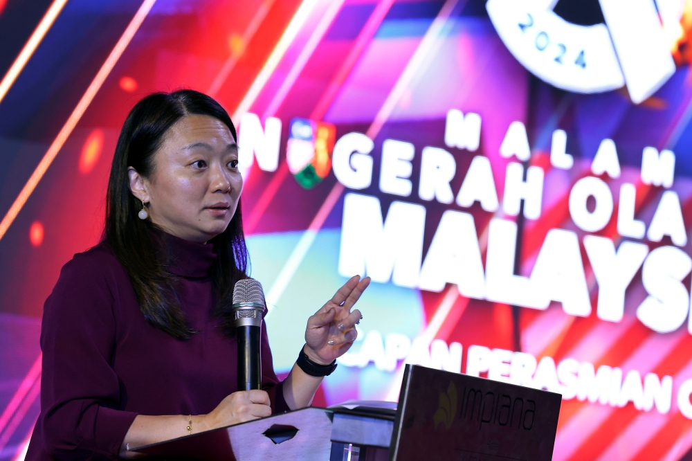 Youth and Sports Minister Hannah Yeoh speaks at the Malaysian Athletics Award Night in Kuala Lumpur January 14, 2024. — Bernama pic