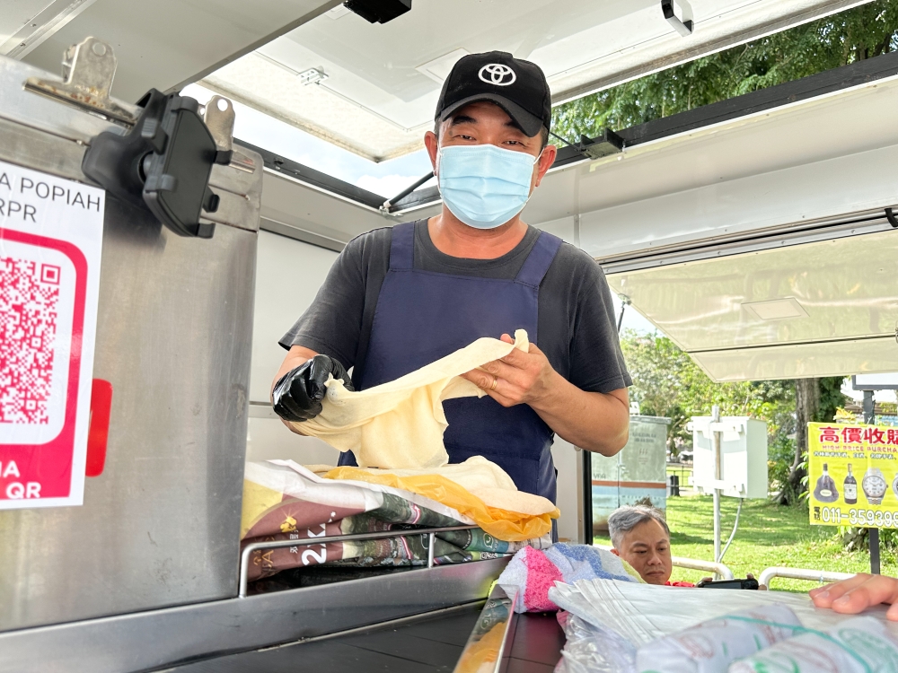 Alan Ong 是这辆来自马六甲的流动“薄饼”餐车的幕后主使。