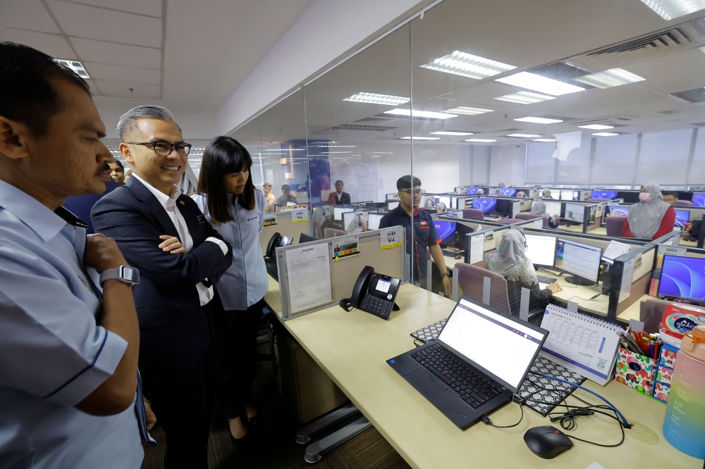 Communications Minister Fahmi Fadzil together with his deputy Teo Nie Ching and Communications Ministry Secretary-General Datuk Mohamad Fauzi Md Isa visiting the Malaysian Government Call Center (MyGCC) in Cyberjaya, January 15, 2024. — Bernama pic