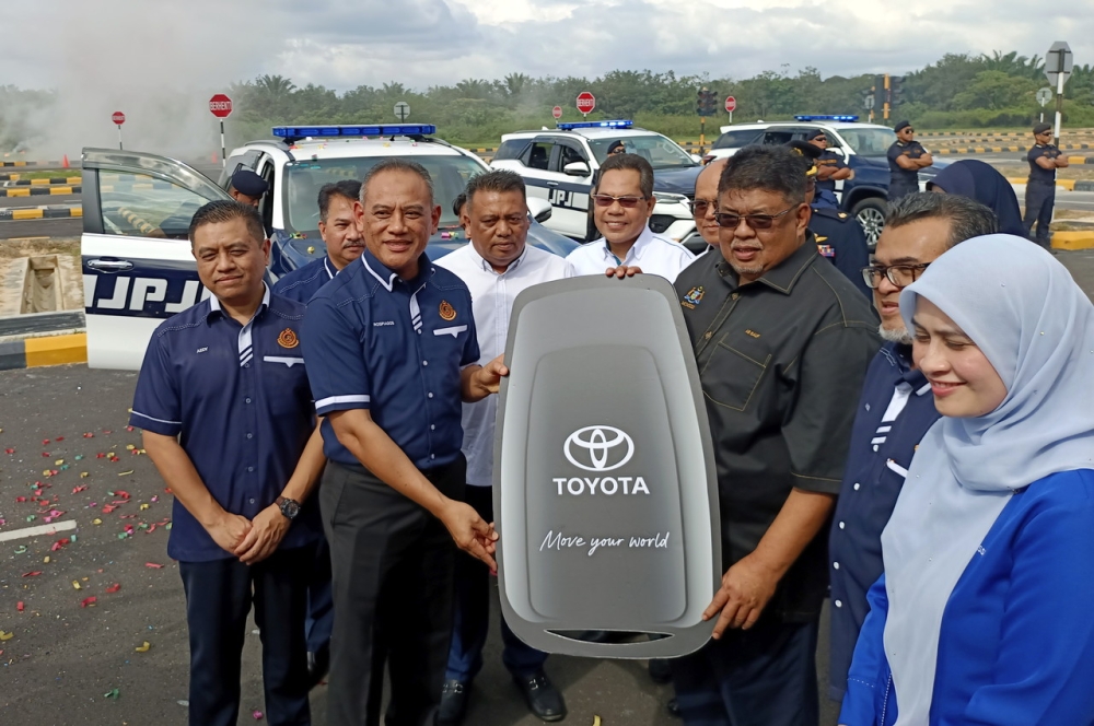 Melaka Chief Minister Datuk Seri Ab Rauf Yusoh (third right) completing the symbolic handover of some of the new assets of the Road Transport Department's (JPJ) Toyota Fortuner enforcement vehicle in conjunction with the Inauguration Ceremony of the Melaka JPJ Academy Driving Training and Test Circuit at Tiang Dua, Ayer Molek, January 15, 2024. — Bernama pic