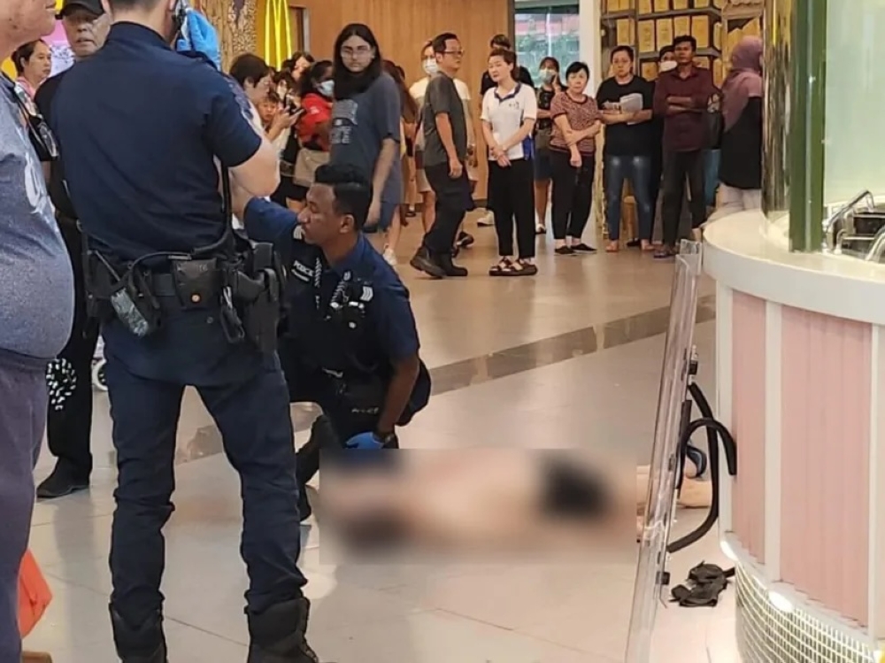 A crowd of onlookers at the stabbing scene in Sun Plaza on Jan 15, 2024. — Picture via Facebook/Maximus James via TODAY
