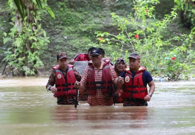 Floods: Chairman of Kg Rancangan Cocos JPKK in Paitan turns her house into relief centre