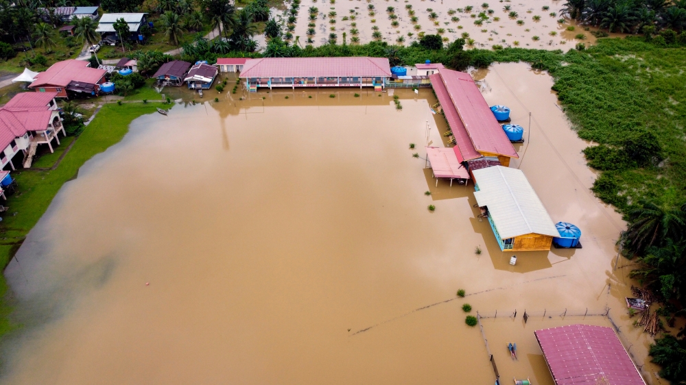 In Sabah, 113 victims are sheltering at three relief centres in Beluran and 161 victims are at one centre in Sandakan while in Pahang, all 103 victims are at a centre in Rompin. ― Bernama pic