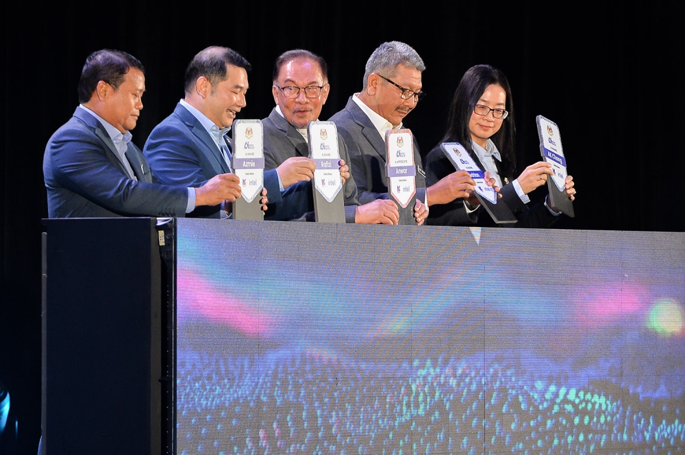Prime Minister Datuk Seri Anwar Ibrahim (centre) and Economy Minister Rafizi Ramli (second from left) at the launch of the Artificial Intelligence Programme for the People at Universiti Putra Malaysia (UPM), in Serdang January 16, 2024. — Picture by Miera Zulyana