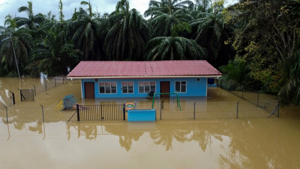 Sekolah Kebangsaan Sualok inundated with floodwater after Sungai Sualok overflows in Beluran, Sabah, January 15, 2024. — Bernama pic 